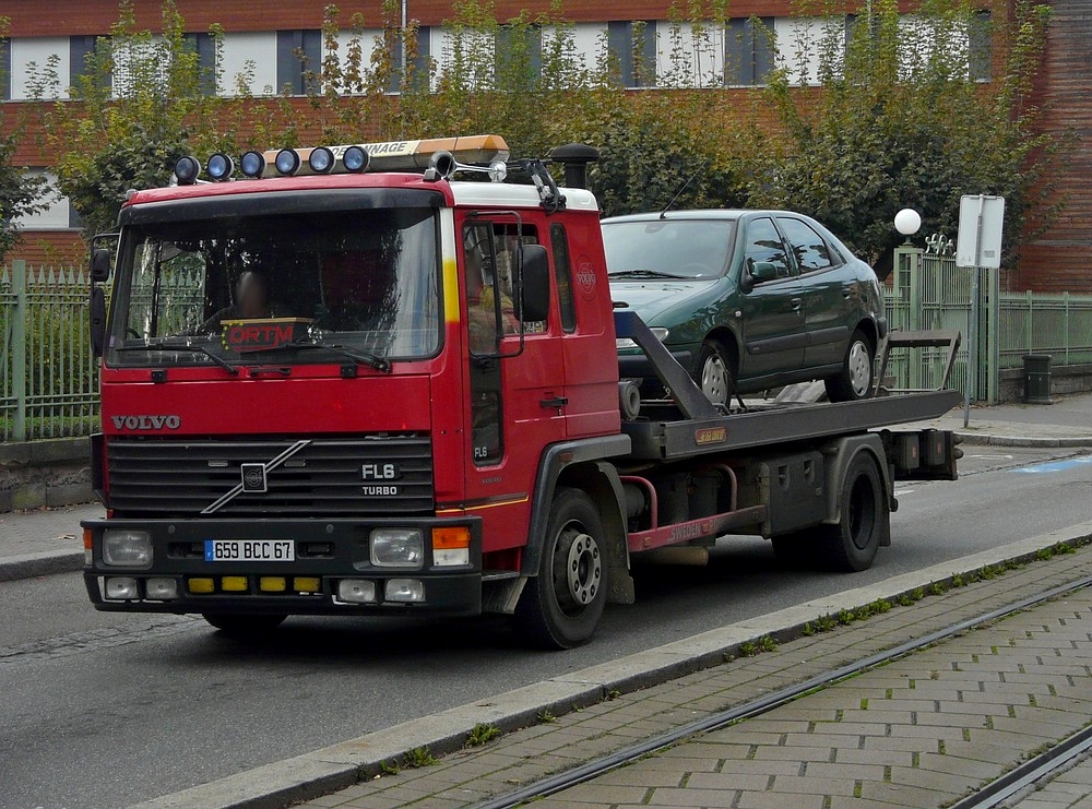  Volvo FL6 Abschleppfahrzeug aufgenomen am 29.10.2011 in Strasbourg.
