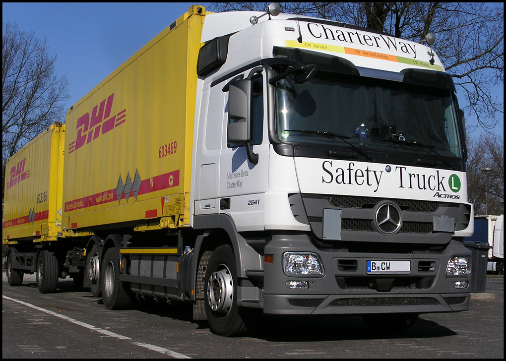 08.03.2011: Mercedes Actros 2541 - hier als Hngerzug vom Paketdienst DHL  ...