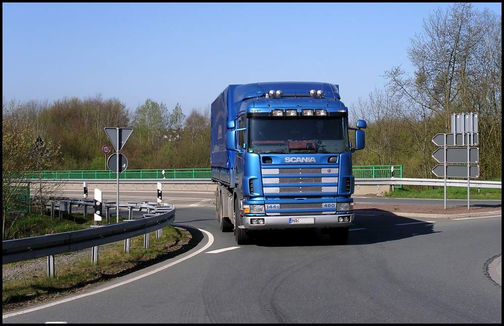 08.04.2011: ..in Richtung Sauerlandautobahn biegt dieser Scania 144/460 Pritsche in den Kreisverkehr ein...