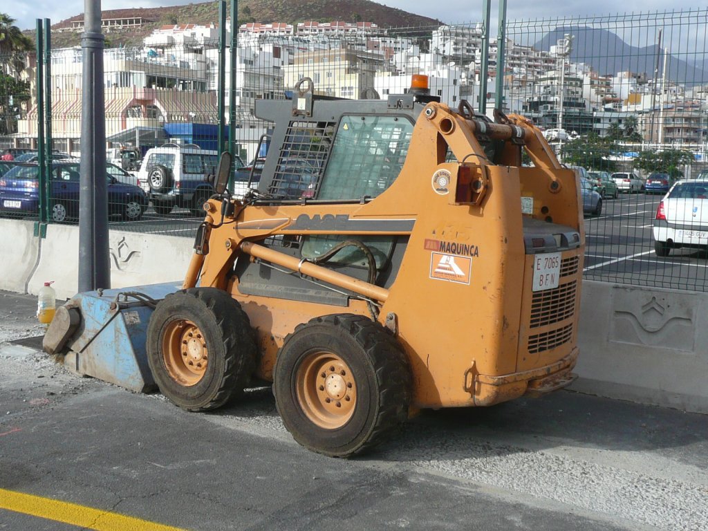 11.10.10,CASE-Dumper am Puerto de Los Cristianos auf Teneriffa.