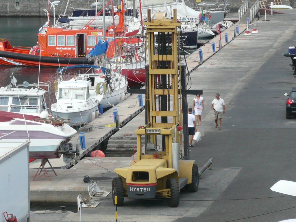 11.10.10,HYSTER am Hafen von San Sebastin de La Gomera/Islas Canarias.