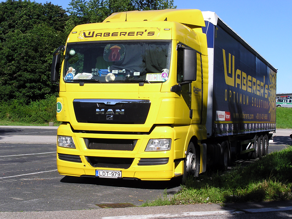 1.8.12/ MAN TGX 18.440 Pritschenauflieger vom Logisticer Waberer`s..