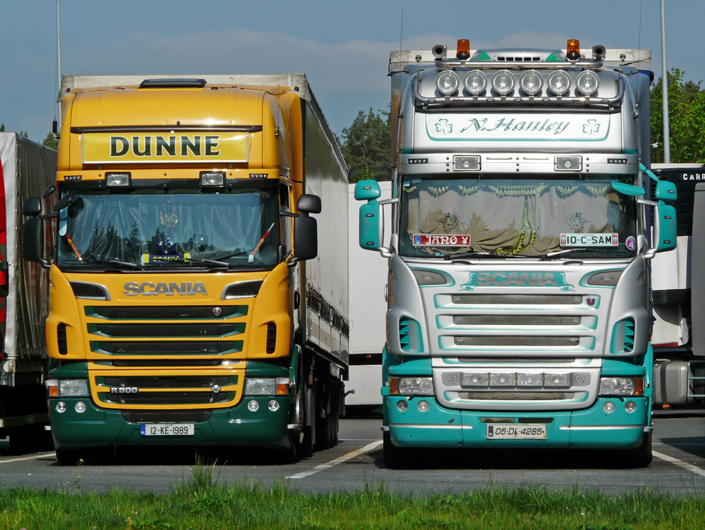 2 Scanias aus Irland pausieren auf der Rastanlage Kammersteiner Land. Links: Scania R500 von  Dunne , rechts: Scania R von  N.Hanley . 01.05.2012