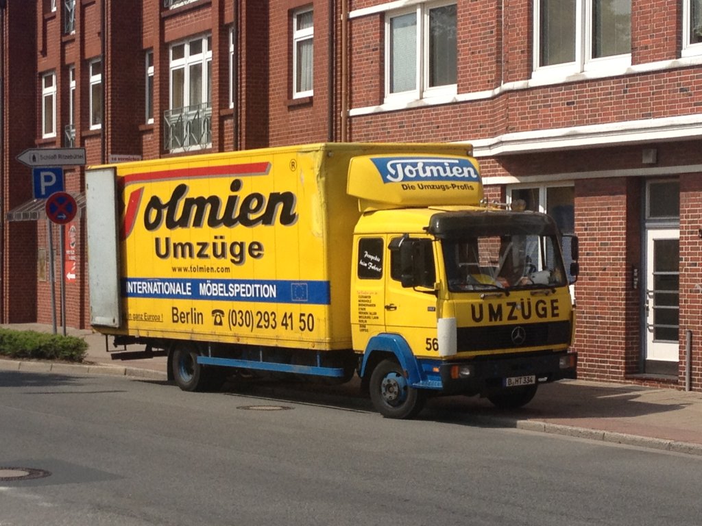 25.07.2013 Tolmien Umzge Cuxhaven mit einem MB-SK LKW Umzugswagen der in der Cuxhavener Innenstadt abgestellt ist.