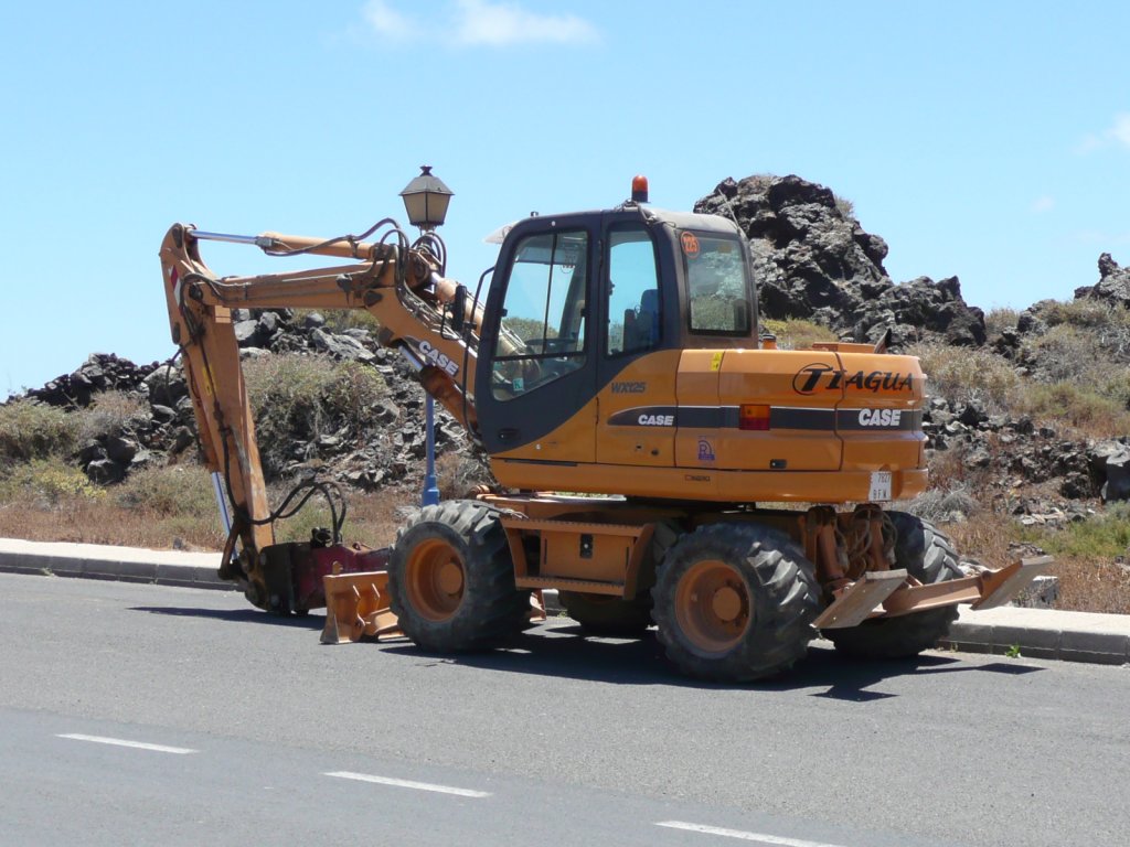 27.05.10,CASE-Bagger in Orzola auf Lanzarote/Kanaren/Spanien.