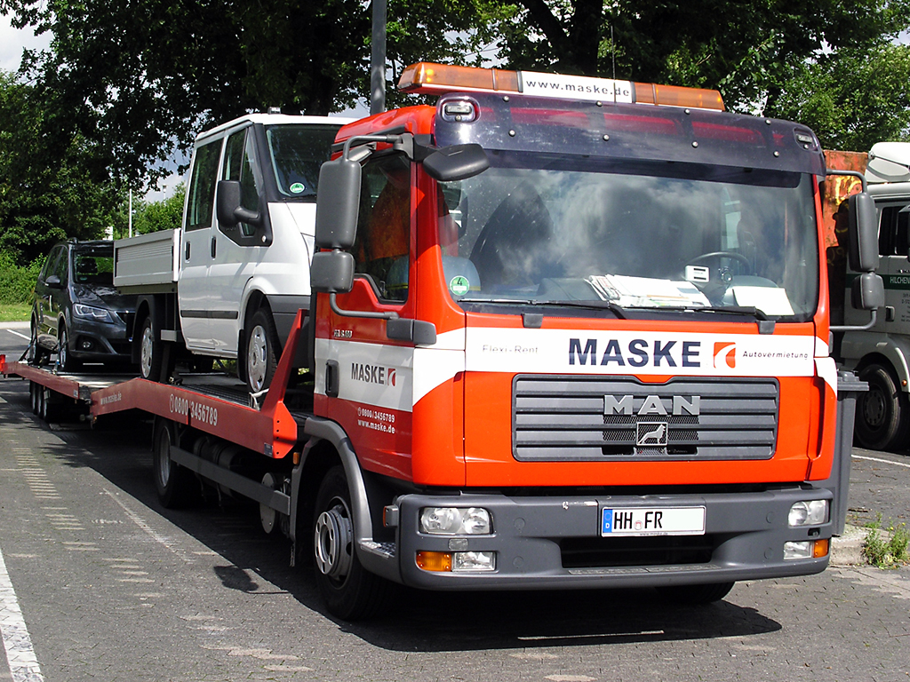30.7.12 / zwei Fahrzeuge kann der kleine Autotransporter MAN TGL 8.180 vom Hamburger Transportunternehmen Maske schultern..