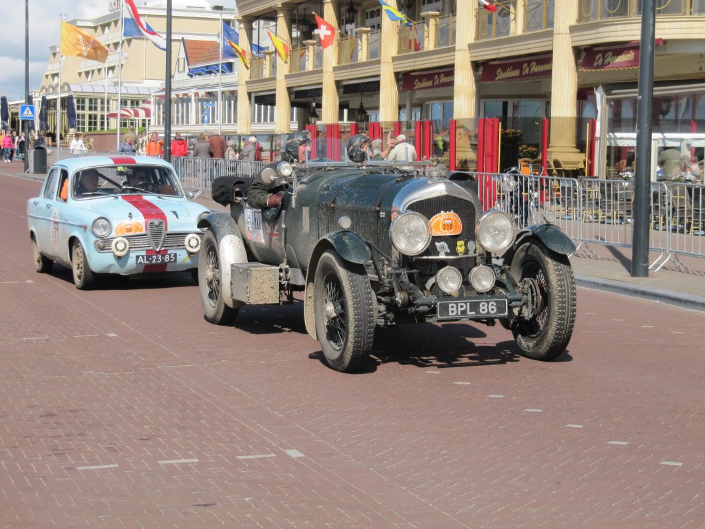 59. Tulpenrally vom 7. bis 12. Mai 2012 bei der Zielankunft in Noordwijk aan Zee (NL) mit Bentley 1934 Speed Six (vorne) und Alfa Romeo 1964 Giulietta TI (hinten).