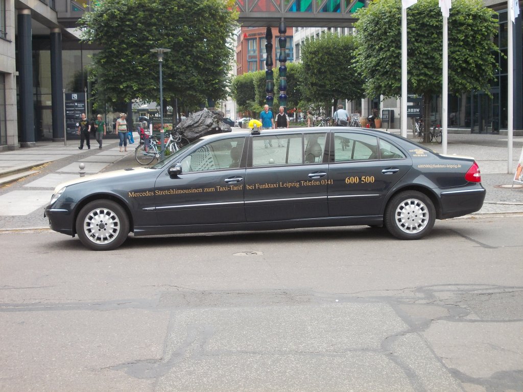6-türige Mercedes-Benz E-Klasse Stretchlimousine in Leipzig vor dem Hotel The Westin.Es ist eine Taxilimousine der Firma Funktaxi Leipzig.Gesehen am 2.Juli.2013
