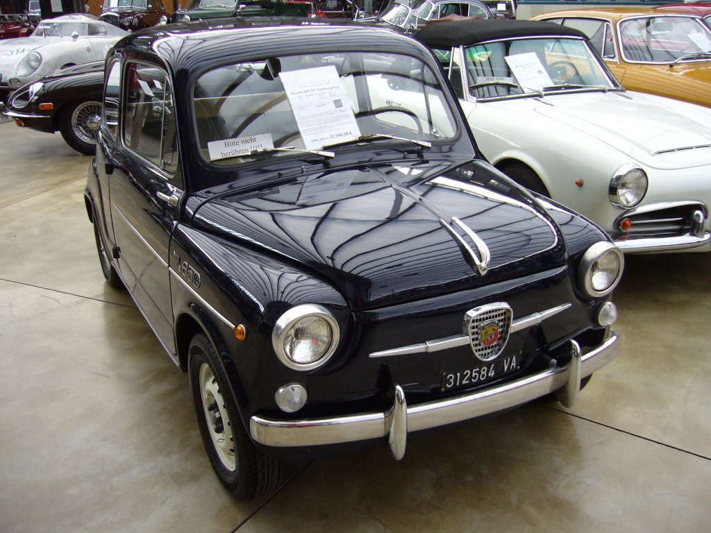 Abarth 850 TC  Nrburgring . 1963 - 1965. Auf Basis des bereits 1955 vorgestellten Fiat 600 baute Carlo Abarth die legendren TC-Modelle (Turismo Competizione) auf. Hier wurde ein 850 TC abgelichtet. Seitdem ein 850 TC im Jahr 1963 ein Langstreckenrennen auf dem Nrburgring gewann, trug der 850 TC den Namenszusatz  Nrburgring . Der 847 cm 4-Zylinderreihenmotor leistet 52 PS. Dieser 850 TC trgt noch seine ursprnglichen, alten italienischen Kennzeichen aus dem Bezirk Varese/Lombardei. Classic Remise Dsseldorf am 24.03.2013.
