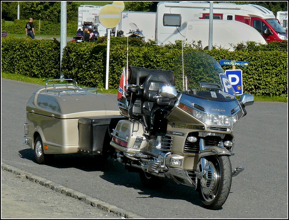 Abgestellt am Strassenrand steht dieses GoldWing Motorrad mit Anhnger am 05.09.2010.