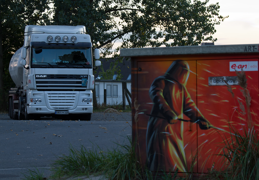 Abgestellter Lkw in der Nhe eines Trafohuschens mit Giesserei Motiv. - 02.10.2012
