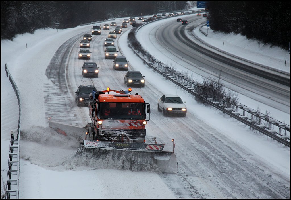 Actros 1831 rumt die erste Spur und teile der Standspur in Richtung Norden. (09.01.2010)