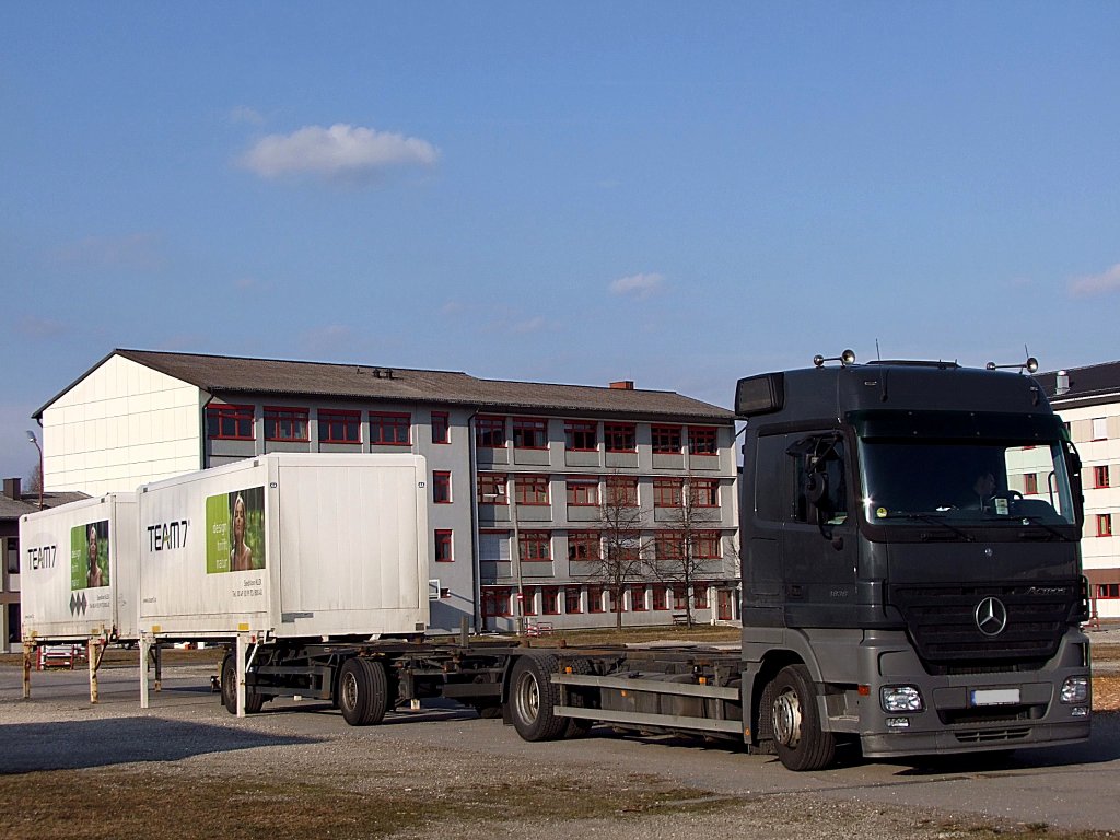 ACTROS-1836 schiebt Millimetergenau seinen Hnger unter die in Ried bereitgestellten Mbelcontainer;110311