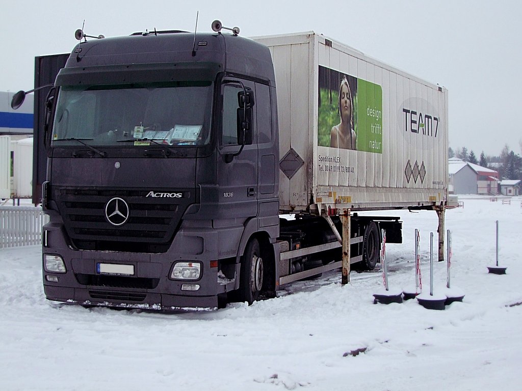 ACTROS-1836 wird in Krze die Hilfe der Feuerwehr mittels Einbauseilwinde des RLF´s bentigen;101204