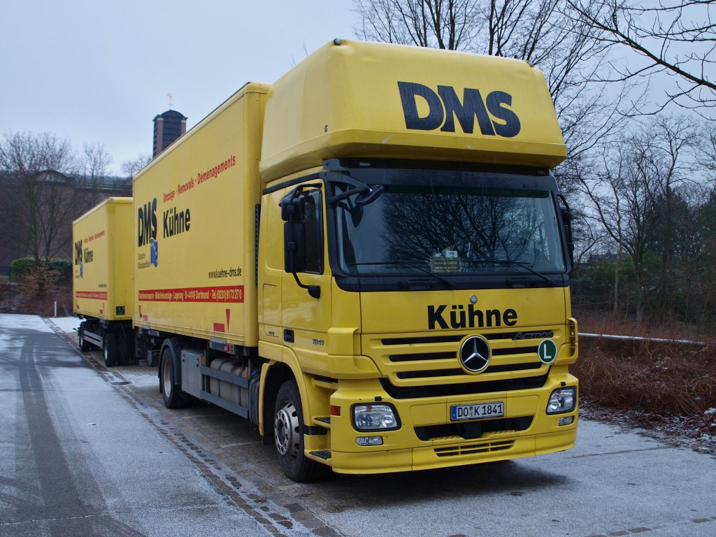 Actros 1841 Hngerzug mit Wechselaufbau und Schwalbennest der Deutschen Mbelspedition Khne am 27.01.2011 in Aachen.