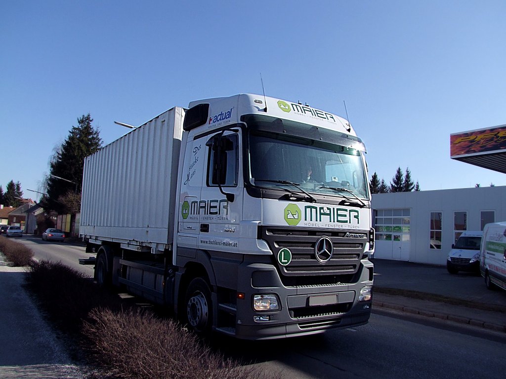 ACTROS-1844 einer Tischlerei ist mit dem entleerten Wechselaufbaucontainer wieder Richtung Schrding unterwegs;110225