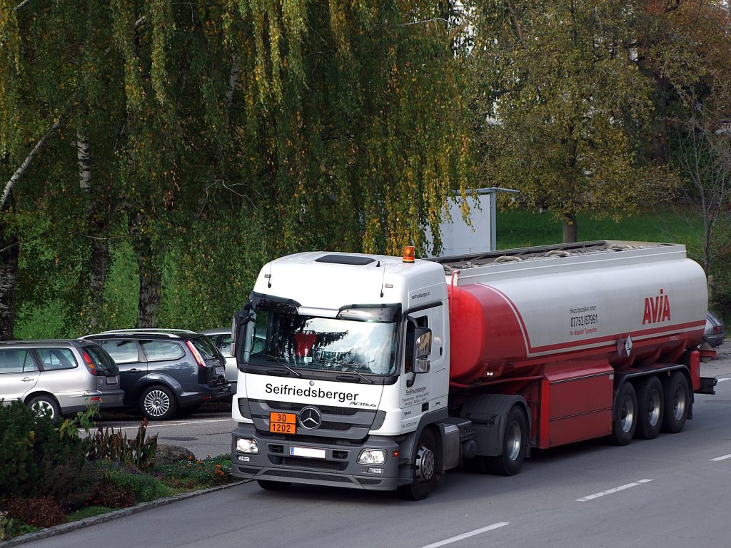 ACTROS 1844 transportiert im Auflieger eine Ladung Diesel zu einem Speditionsunternehmen; 111028