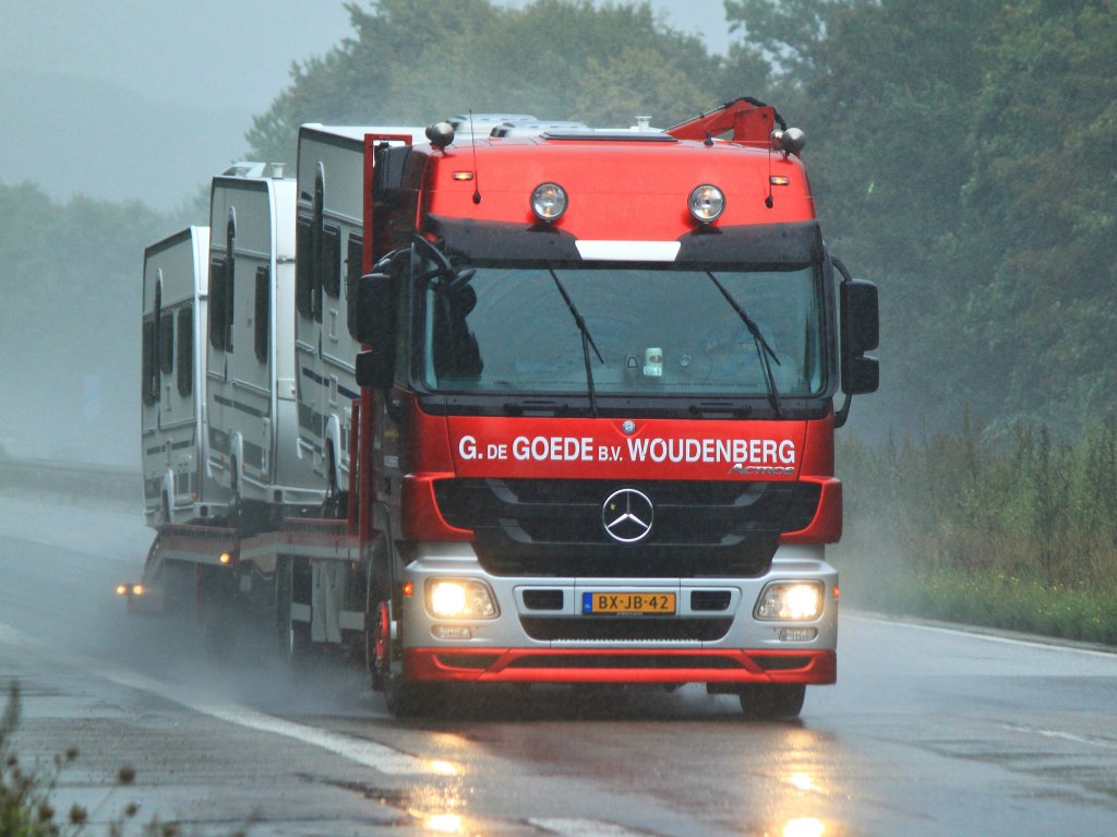 Actros Hängerzug als Autotransporter mit Wohnwagen beladen unterwegs am 11.09.2012 auf der A4 kurz vor der Niederländischen Grenze. 