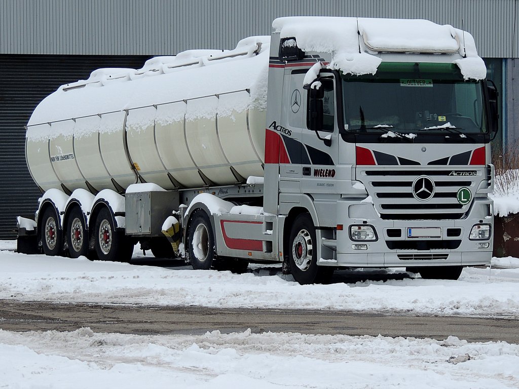 ACTROS mit Lebensmitteltankauflieger zum vorwiegenden Transport von Milch, hat eine Schneeverzierung erhalten; 130119