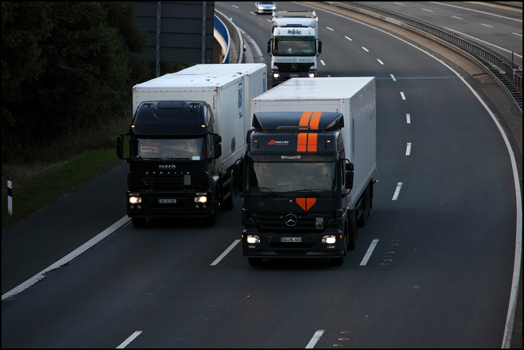 ACTROS MP2 1841(?) von TransO flex berhollt einen IVECO Stralis 420 mit IDS Brcken. (22.07.2010)