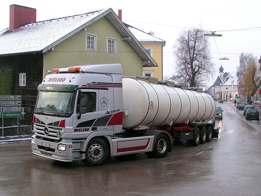 ACTROS strebt mit dem Tankauflieger das Milchtrocknungswerk Ried i.I. an;10107