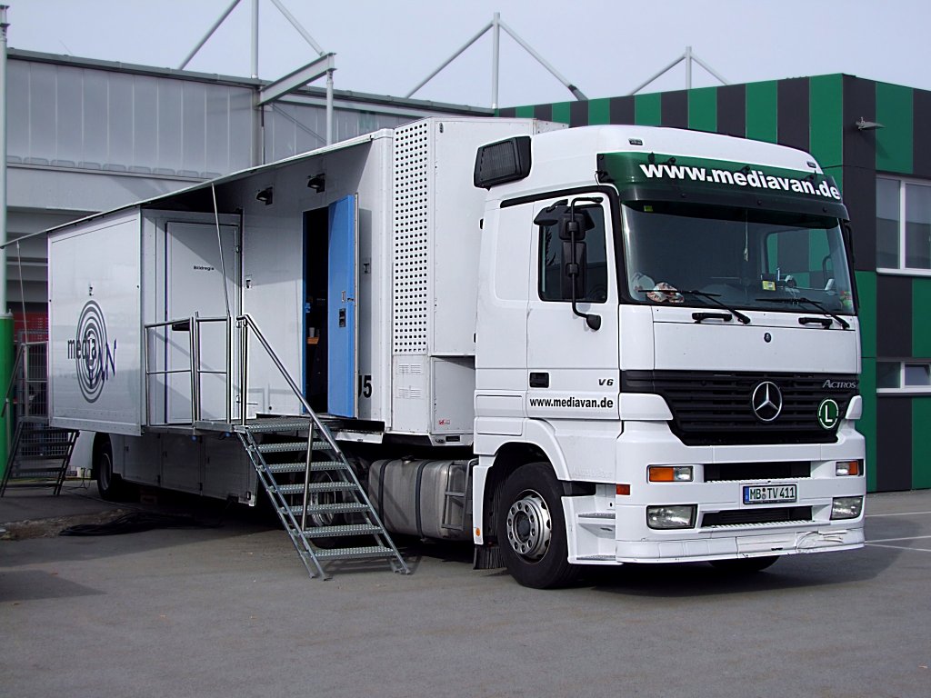 ACTROS-V6 von mediavan ist bereit zur bertragung des brisanten O_Fussball-Derbys SVRiedLASK;100403