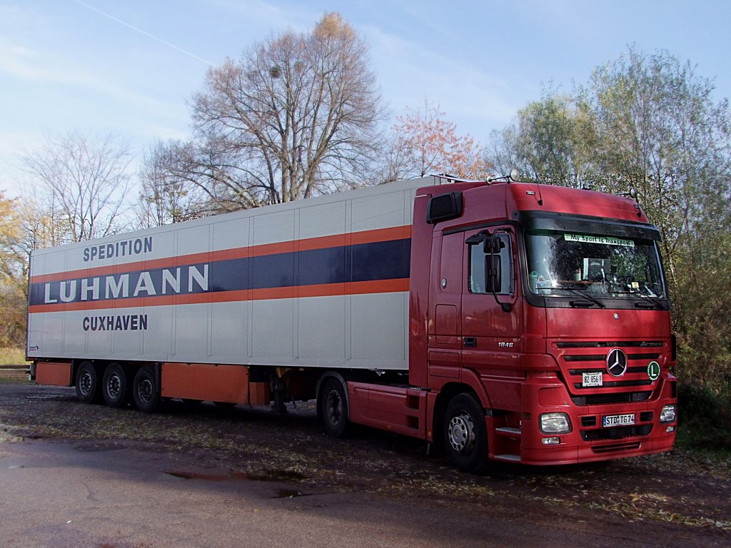 ACTROS1846 mit Khlauflieger einer Cuxhavener Spedition steht am Bahnhofsgelnde in Haag/Hausruck;091113