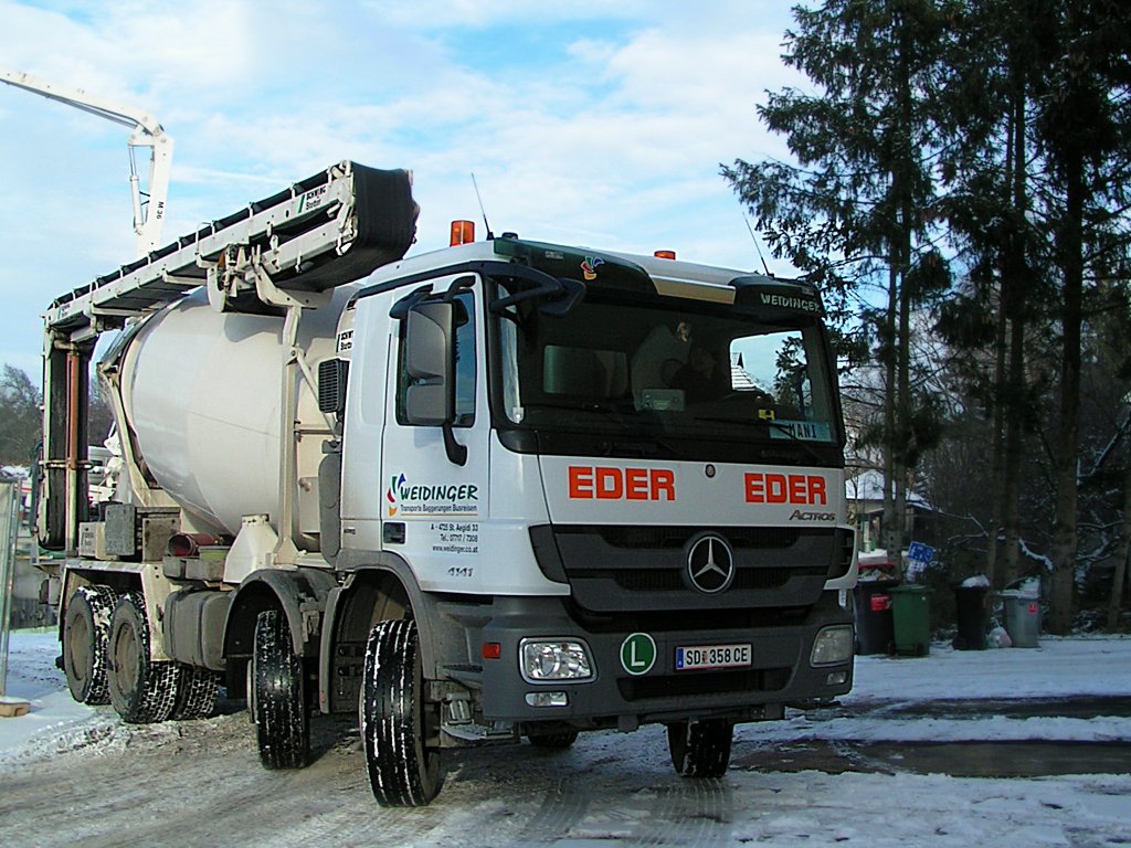 ACTROS4141 verlsst eine Grobaustelle in Ried i.I.;091222