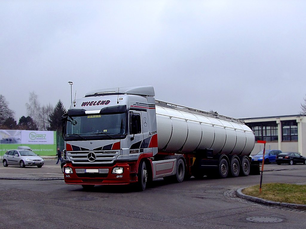 ACTROS,Wielend-Tanksattel ist mit einer Ladung Milch unterwegs;110218
