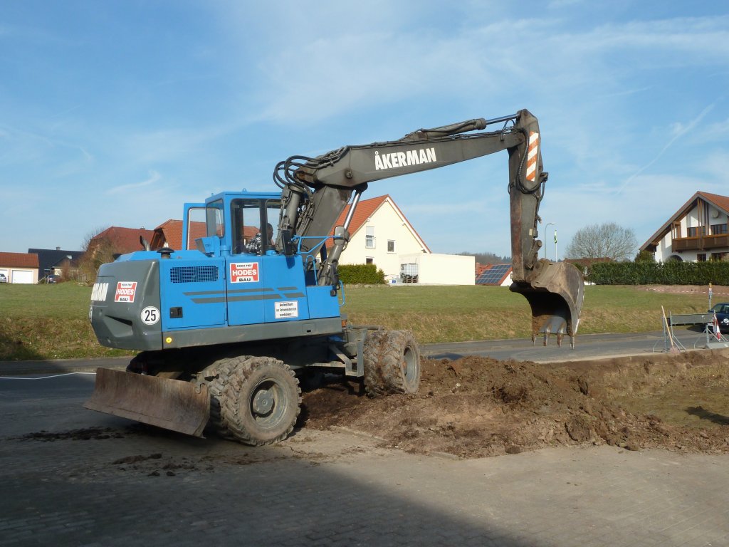 Akerman-Bagger arbeitet auf einer Baustelle in 36100 Petersberg - Marbach, Mrz 2011