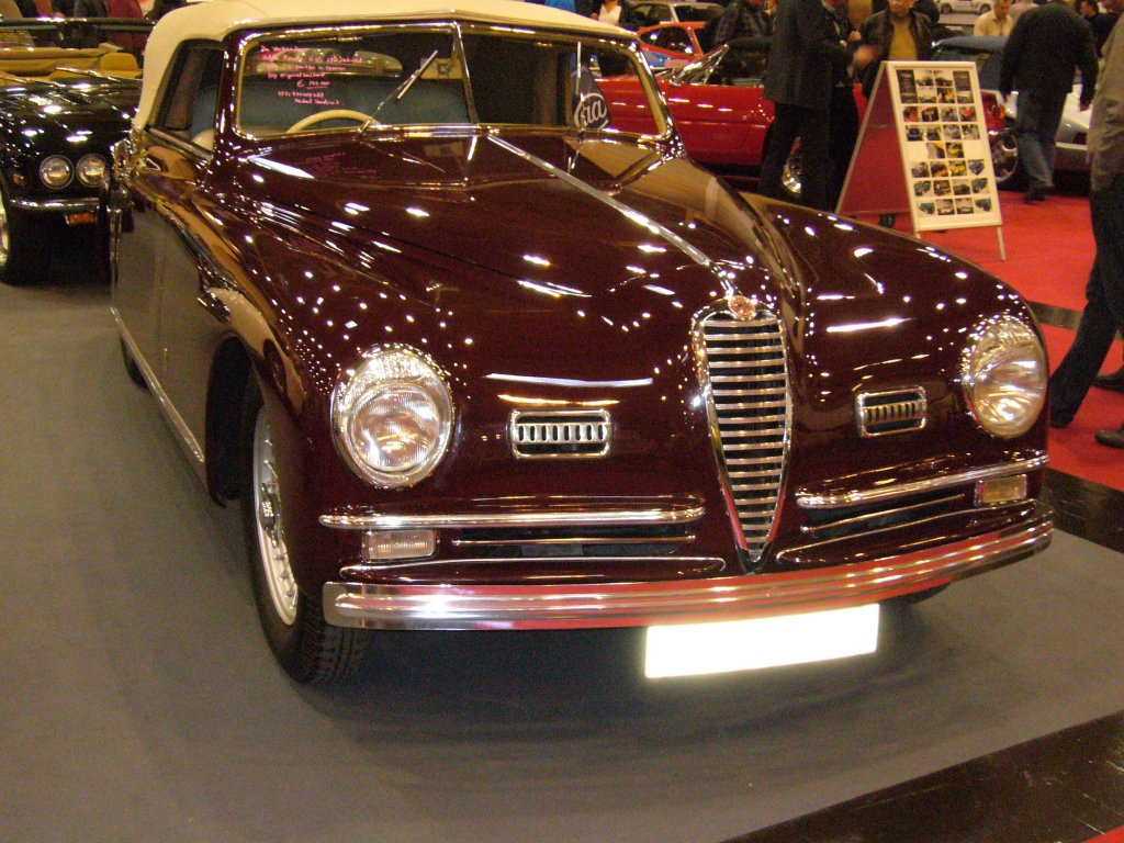 Alfa Romeo 6C 2500 Cabriolet. Hier handelt es sich um einen Nachkriegs 6C. Von 1946-1953 wurden ca. 1.830 Autos vom Typ 6C 2500 produziert. Die meisten dieser Fahrzeuge wurden mit Sonderkarosserien versehen. Der 6-Zylinderreihenmotor hat einen Hubraum von 2.443 cm³ und leistet 110 PS. Essen Motor Show am 29.11.2011.