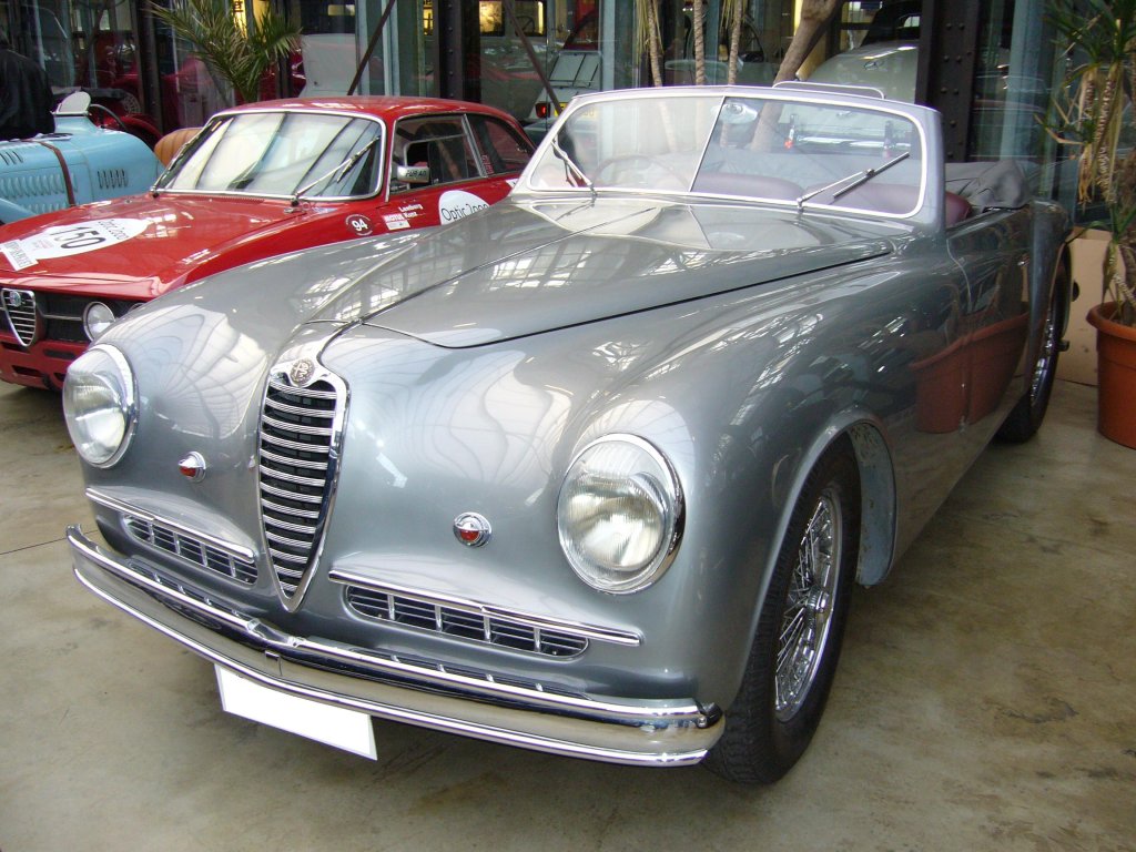 Alfa Romeo 6C 2500 Super Sport Cabriolet Touring. Der 6C 2500 war bereits 1939 erschienen. Nach 1945 wurde das Modell wieder aufgelegt und wurde bei vielen bekannten Karosserieschneidern  eingekleidet . Hier dürfte es sich um eine Pinin Farina Karosserie handeln. Bei den Nachkriegsmodellen leistete der 6-Zylinderreihenmotor 105 PS aus 2.443 cm³ Hubraum. Classic Remise Düsseldorf am 28.01.2012.