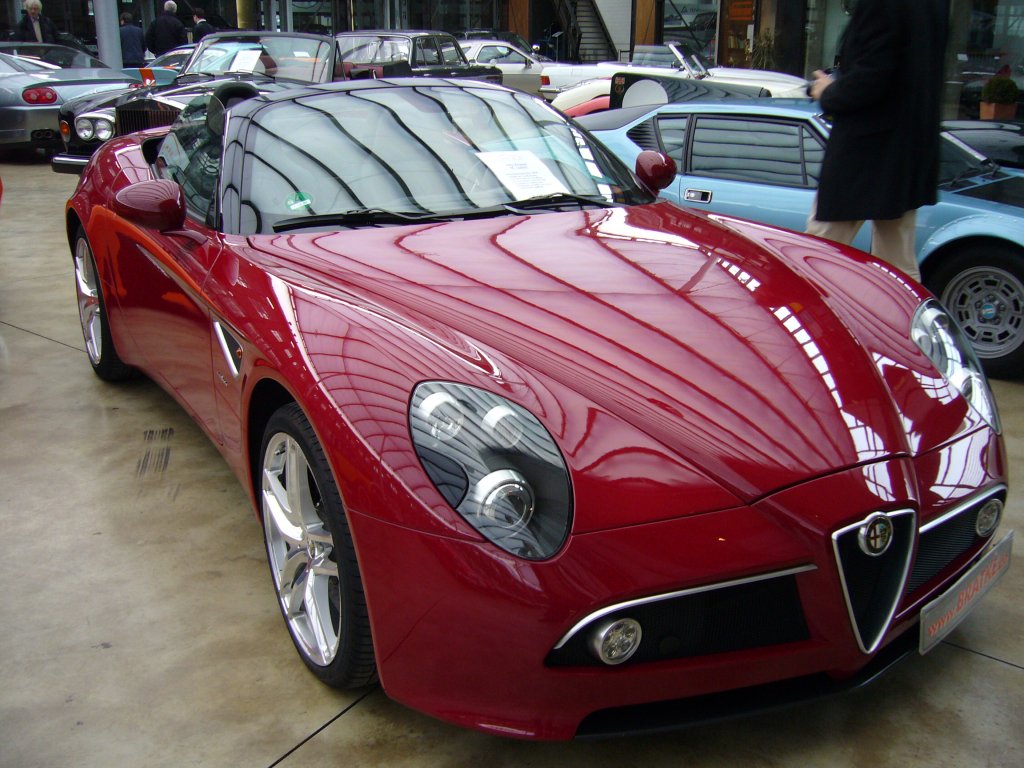 Alfa Romeo 8C Competizione Spider. 2008 - 2010. Wie auch bei der Coupe Version, war die Produktion des 8C Spider auf 500 Exemplare begrenzt. Der 4.691 cm V8-motor leistet 450 PS und stammt aus dem Regal der Marke mit dem cavallo rampante. Ein solches Cabrioletmodell war ab  211.285,00 zu bekommen. Classic Remise Dsseldorf am 03.03.2013.