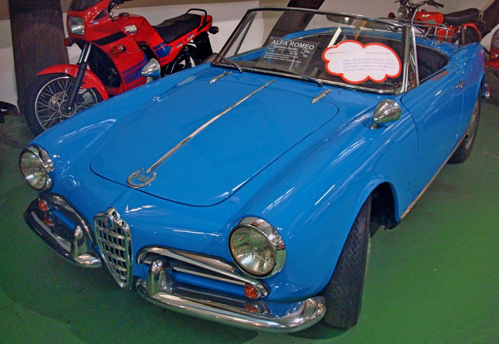 Alfa Romeo Giulietta Spider, Baujahr 1962, 4-Zyl.Motor mit 1300ccm und 80PS, Vmax.165Km/h, Automuseum Fritz B.Busch, Aug.2012
