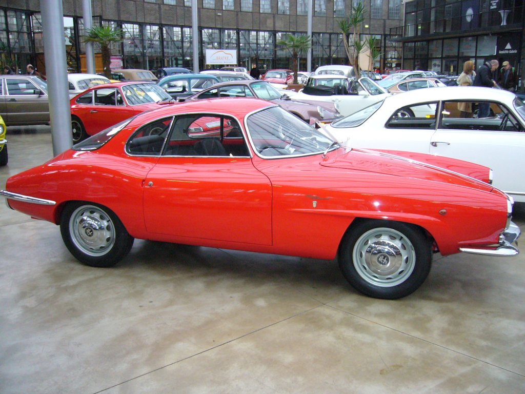 Alfa Romeo Giulietta Sprint Speciale. 1958 - 1965. Das Modell wurde 2.766 mal gebaut. Die hier abgelichtete, in corsa rosso lackierte Giulietta Sprint Speciale, auch kurz SS genannt, drfte eines der letzten Modelle mit dem 100 PS starken 1.290 cm Motor aus dem Jahrgang 1962 sein. Ab Herbst 1962 wurde der neue 1.6 l Motor verbaut. Ab da hie das Modell auch Giulia Sprint Speciale. Meilenwerk Dsseldorf 09.01.2011.