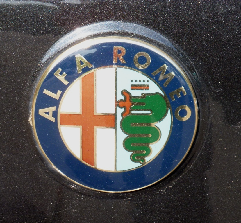 Alfa Romeo kombiniert in seinem Logo das Wappen der Stadt und des Herzogtums Mailand
