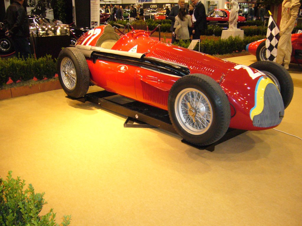 Alfa Romeo Tipo 159 Alfetta. Mit einer solchen Alfetta wurde Juan Manuel Fangio zum ersten Mal Formel 1 Weltmeister. Der 8-Zylinderreihenmotor hat 1.479 cm Hubraum. Durch einen Roots-Kompressor kann eine Leistung von 420 PS erreicht werden. Die Hchstgeschwindigkeit lag bei 310 km/h. Essen Motor Show am 29.11.2011.