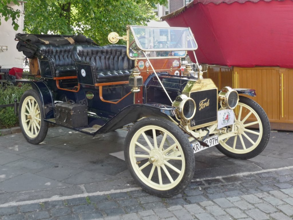 Als ältester Teilnehmer präsentiert sich ein Ford T  Tin Lizzy  von 1919 bei der Oldtimer-Rallye an der Kirche in Hüls. Das Fahrzeug kann häufiger im Krefelder Raum im täglichen Einsatz gesehen werden.