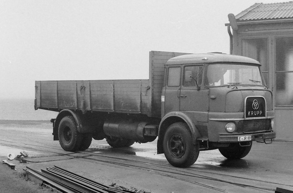 Als die Aufnahme Mitte der 1970er Jahre in Essen entstand, war der LKW noch kein Oldteimer. Hier hilft er beim Transport von Feldbahnmaterial.