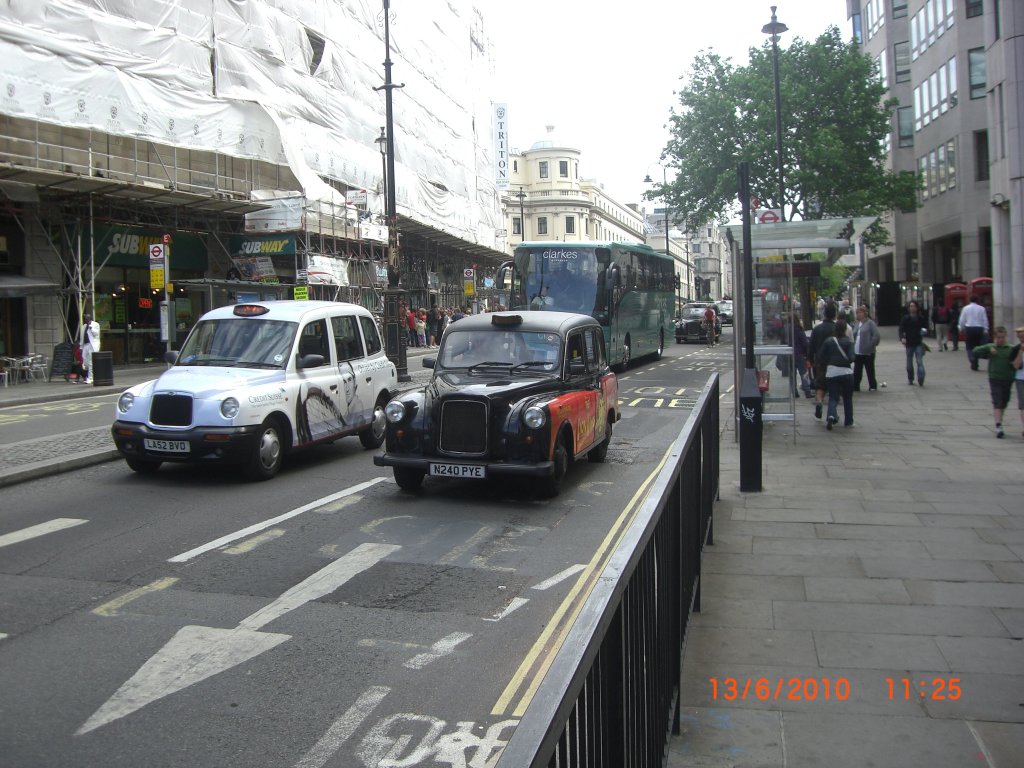 Alt neben neu .Zwei Taxis in London