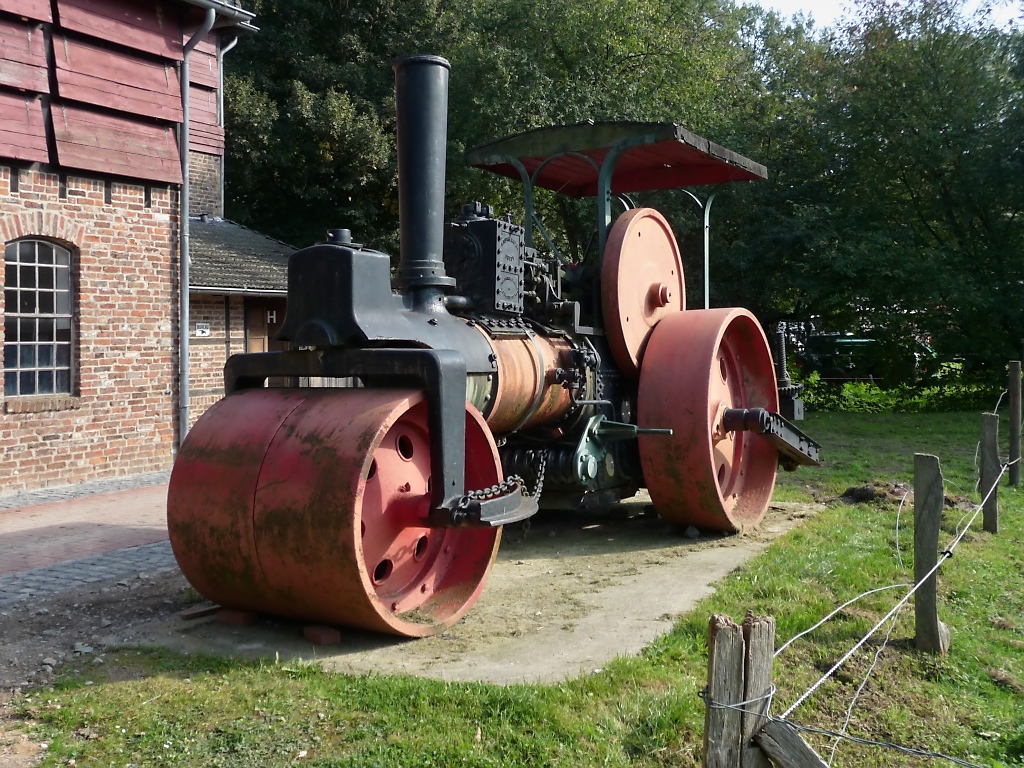Alte Dampfwalze am Niederrheinischen Freilichtmuseum Grefrath (29.9.11)