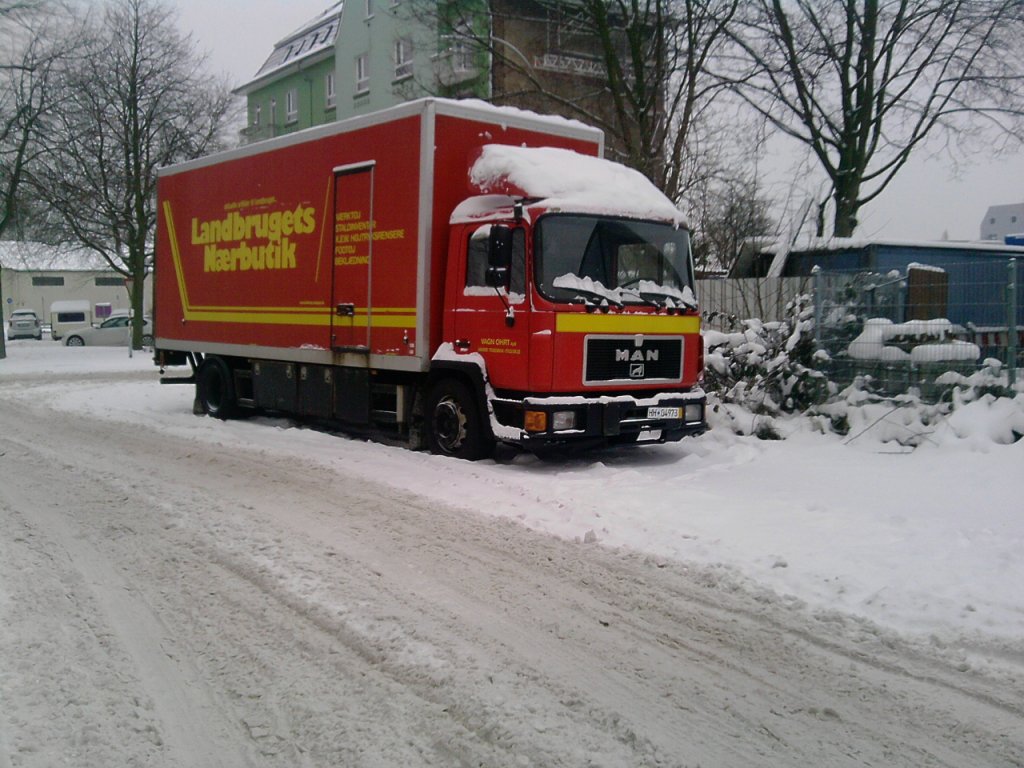 Alter abgestellter MAN FE ,mit Koffer Aufbau,aufgenommen in
HH-Wilhemsburg am 27.12.10.