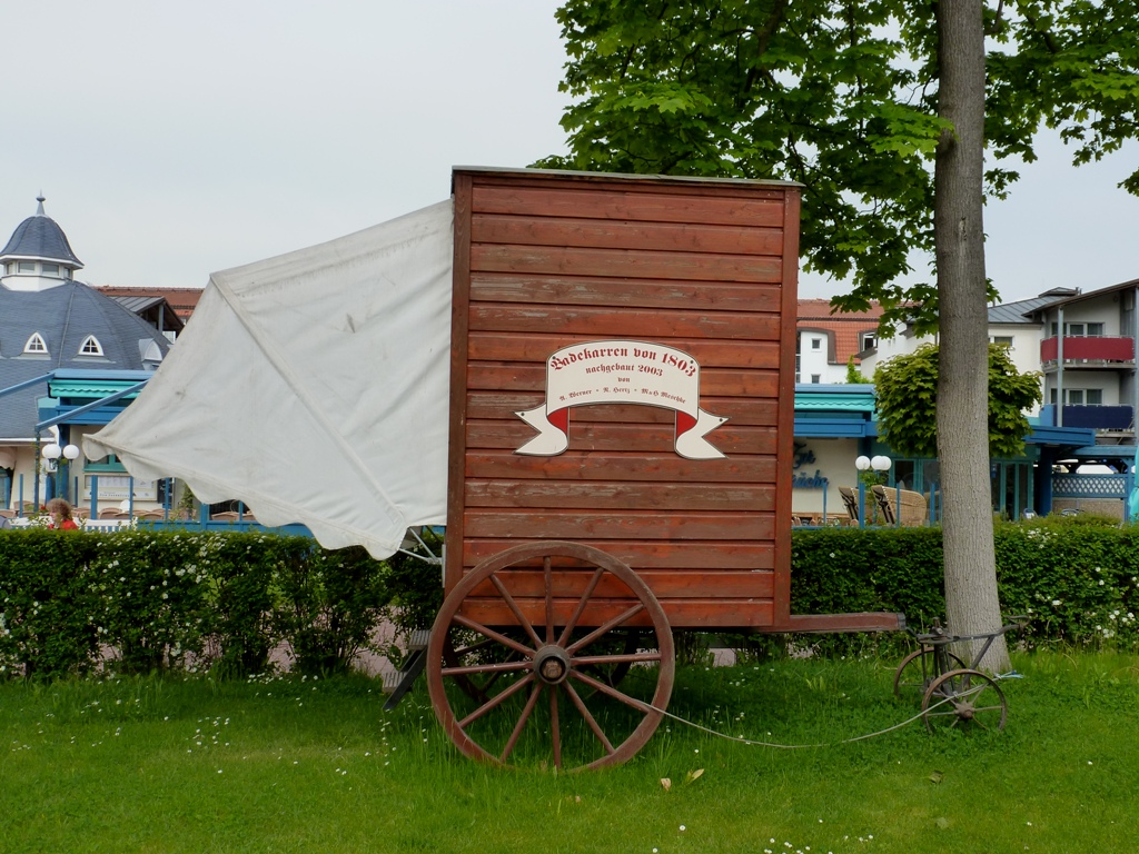 Alter Badekarren von 1803 aus Holz nachgebaut 2003 steht am Kurpark von Boltenhagen 28/05/2013

