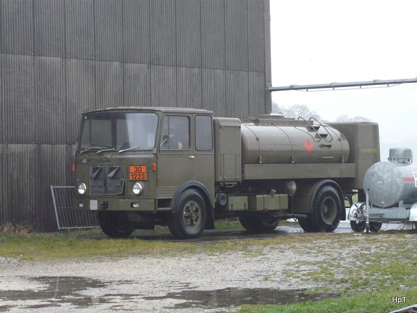 Alter Militr FBW Tankwagen beim Flugplatz Kappelen am 31.12.2009