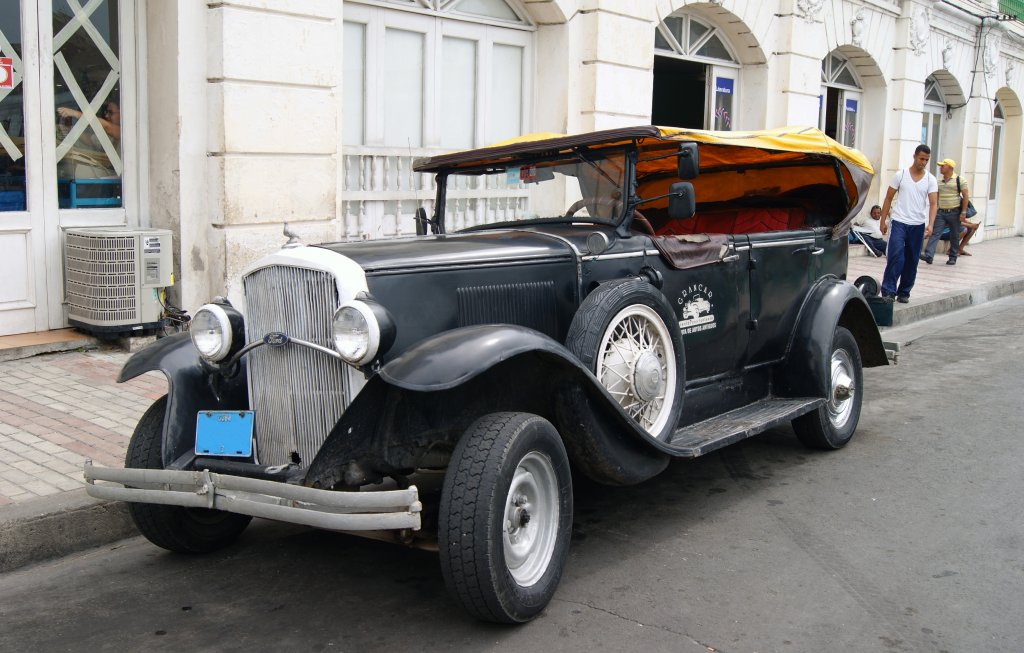 Altes Ford Modell auf einem Parkplatz in Santiago de Cuba.Die Aufnahme stammt vom 11.07.2013.