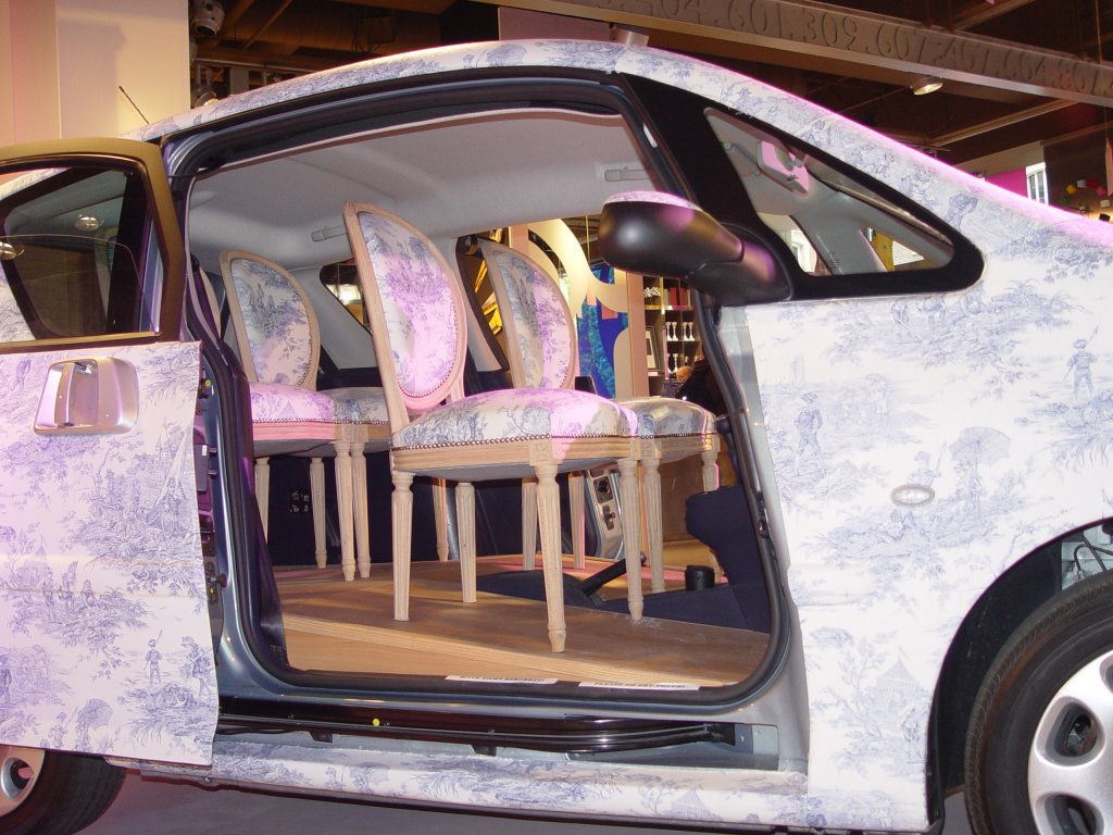 Am 01.08.2008 stand in den Ausstellungsrumen von Citroen auf den Champs-Elysees in Paris dieses Fahrzeug mit dem nicht ernst gemeinten Innenraum
