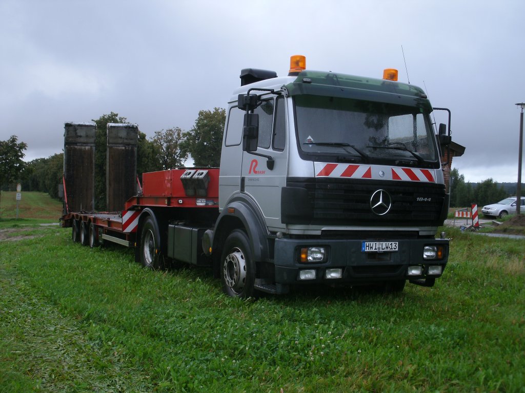 Am 01.September 2011 stand dieser Mercedes-Schwerlaster auf einem Feld bei Bergen/Rgen.