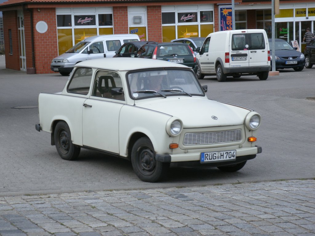 Am 04.August 2012 verlie Dieser Trabant 601 den Parkplatz von einem Supermarkt in Bergen/Rgen.