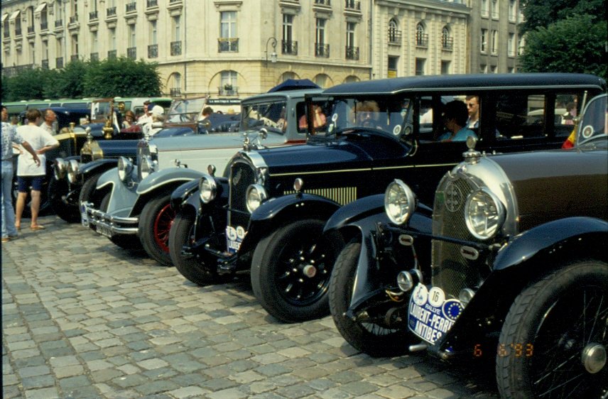 Am 06.06.1993 haben die Teilnehmer an der Oldtimer Rallye Laurent-Perrier nach Antibes vor der Kathedrale in Reims Aufstellung genommen. (Dia gescannt)