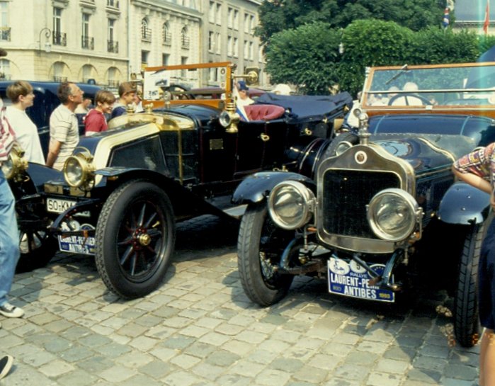 Am 06.06.1993 haben vor der Kathedrale in Reims die Teilnehmer an der Oldtimer-Rallye Laurent-Perrier nach Antibes Aufstellung genommen. (Dia gescannt)